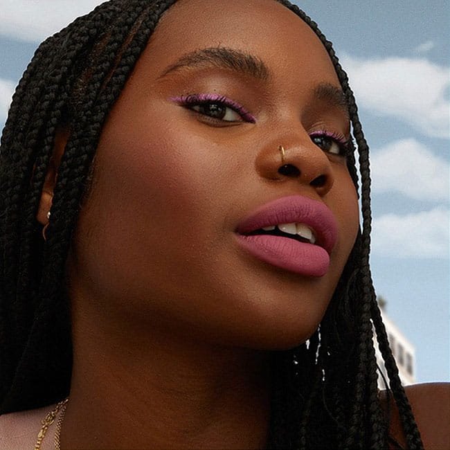 דוגמנית מציגה מראה שפתיים תפוחות