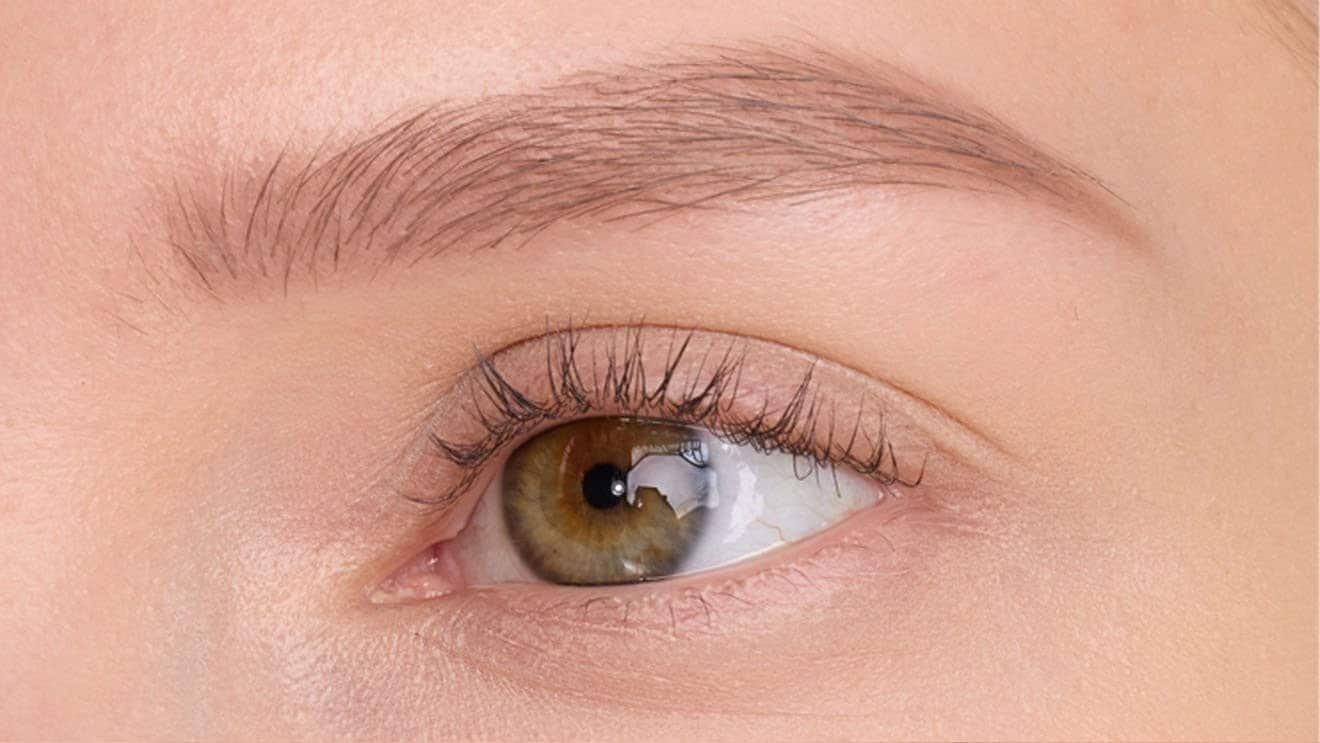 וגמנית מציגה גבות אחרי איפור בעיפרון גבות Brow U5ltra Slim