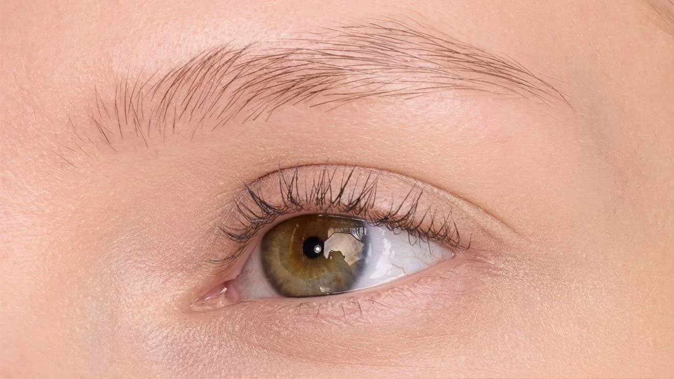 וגמנית מציגה גבות לפני איפור בעיפרון גבות Brow U5ltra Slim