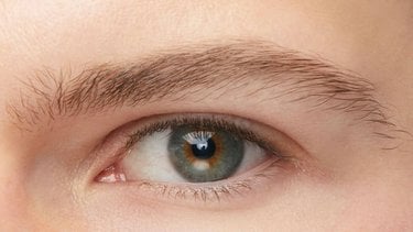 דוגמנית מציגה גבות לפני השימוש בג'ל גבות Exptess Brow