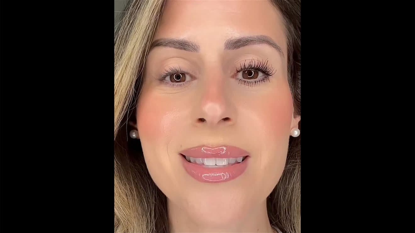 לצפייה בסרטון המדגים את השימוש במסקרה סקיי טיוב