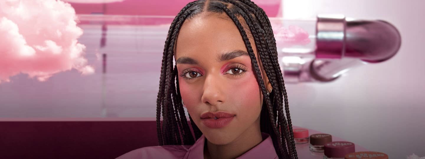 דוגמנית מציגה איפור פנים עם סומק קלאודטופיה