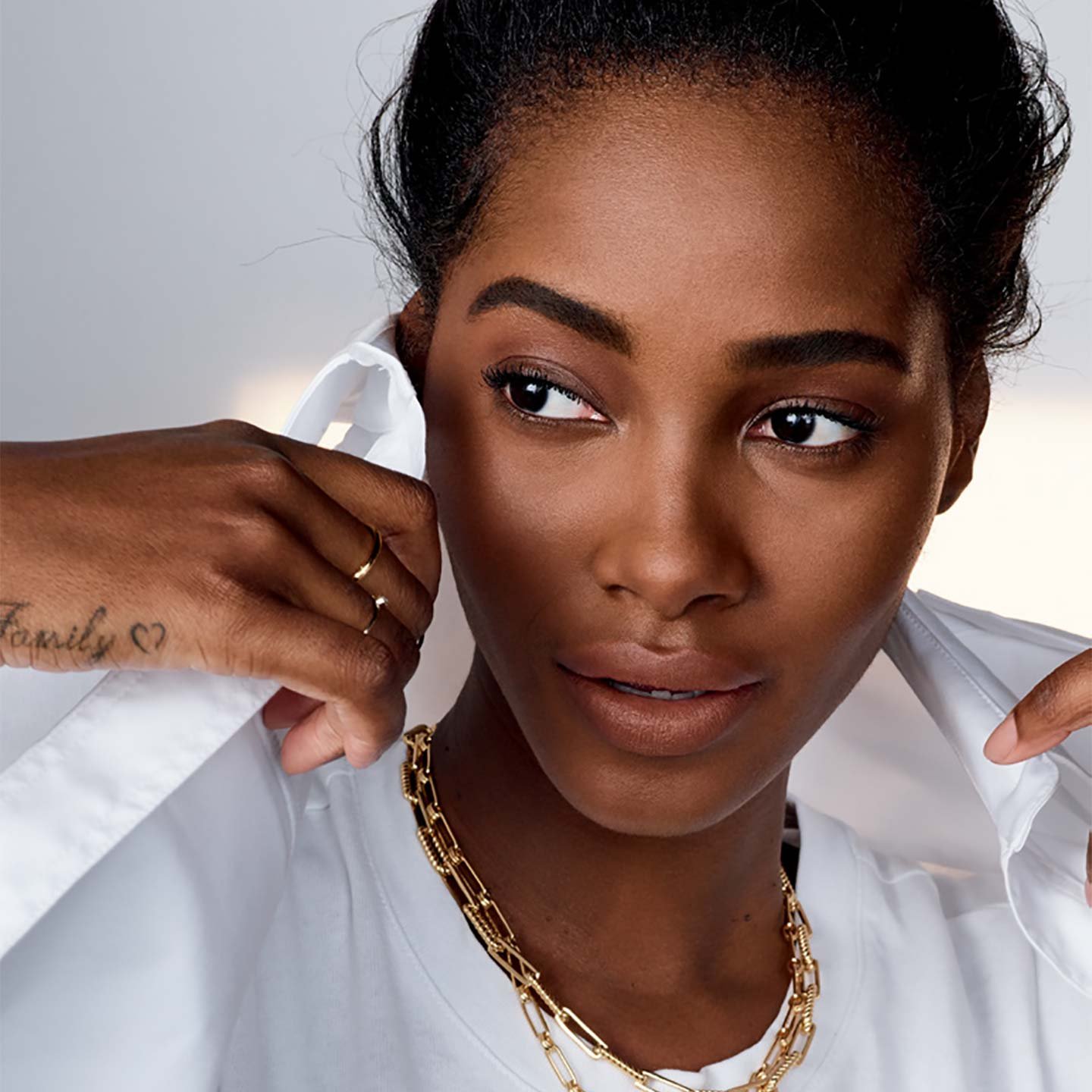 דוגמנית מציגה מייקאפ סופר סטיי